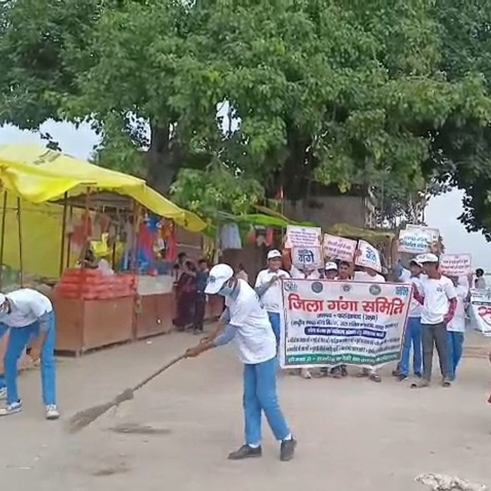 फर्रुखाबाद के पांचाल घाट पर गंगा स्वच्छता अभियान:प्लास्टिक-पॉलिथीन और खंडित मूर्तियां हटाईं, कांवड़ियों को पानी में जाने से रोका