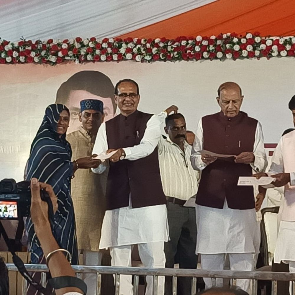 केंद्रीय कृषि मंत्री ने सीहोर में जनता से किया संवाद:शाहगंज में जन-विश्वास अभियान के तहत सुनीं समस्याएं, अधिकारियों को निराकरण के निर्देश दिए
