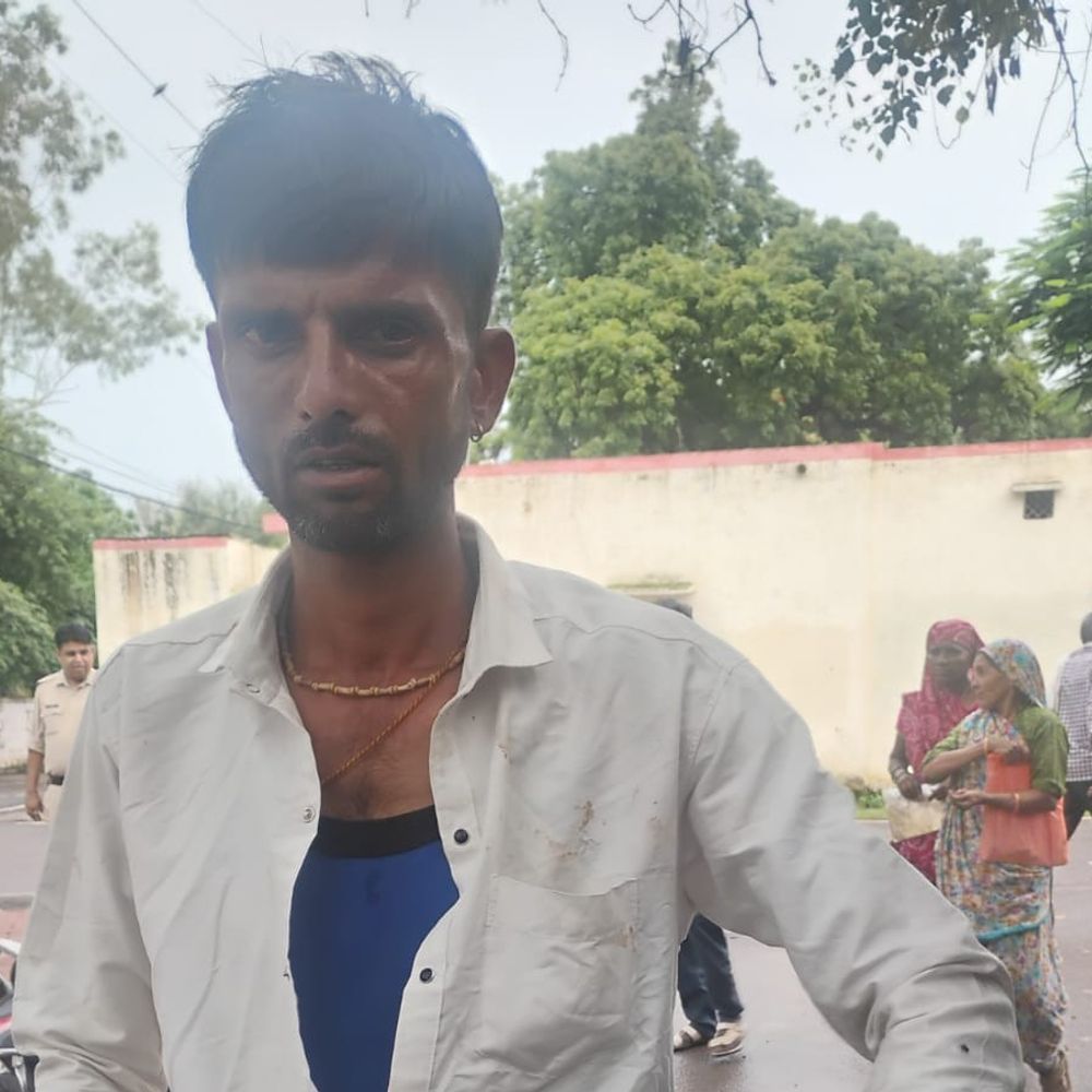 कोर्ट के बाहर पत्नी ने पत्थर मारा, उंगली चबा ली:शिवपुरी में पति का आरोप, भरण-पोषण केस की तारीख पर कोर्ट पहुंचा था