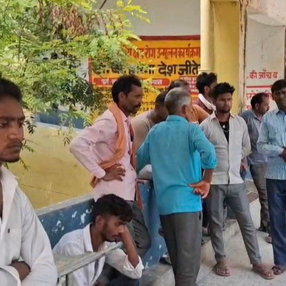 संभल में करंट लगने से ग्रामीण की मौत:कपड़ों पर प्रेस करते समय हादसा, पीछे चार बेटियां और एक बेटा