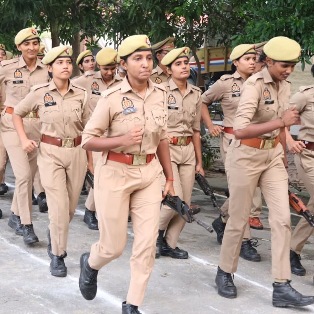 एसपी ने पुलिसकर्मियों से लगवाई दौड़, शारीरिक दक्षता जांची:अमेठी में भीड़ व दंगा नियंत्रण उपकरणों का भी निरीक्षण