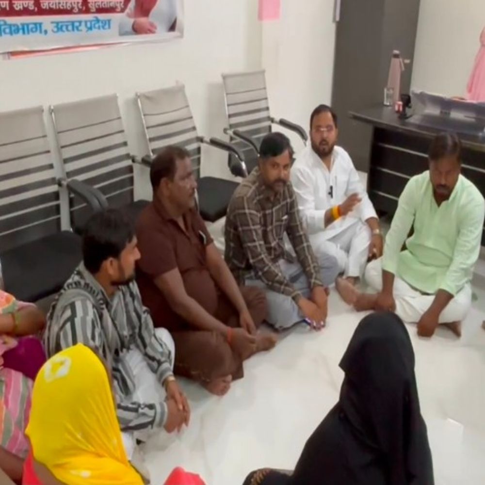 सुल्तानपुर में 6 दिन से ट्रांसफार्मर खराब:ग्रामीणों का धरना, AAP कार्यकर्ता बोले- एक्सईएन कार्यालय में अधिकारी नहीं मिले