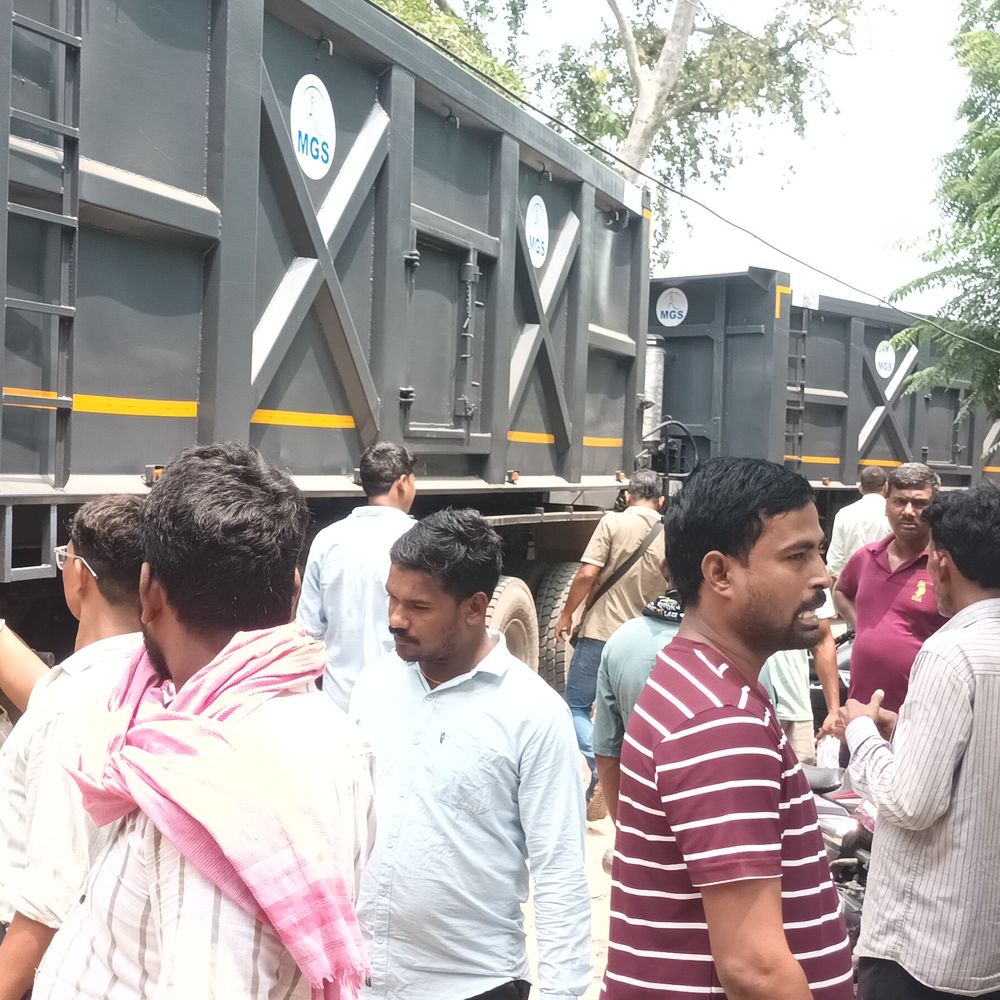 आरटीओ कार्यालय के बाहर 5 ट्रक खड़ाकर जाम लगाया:जौनपुर में मालिक बोला- 50 हजार रुपए घूस मांगे, डेढ़ घंटे तक लगा रहा जाम