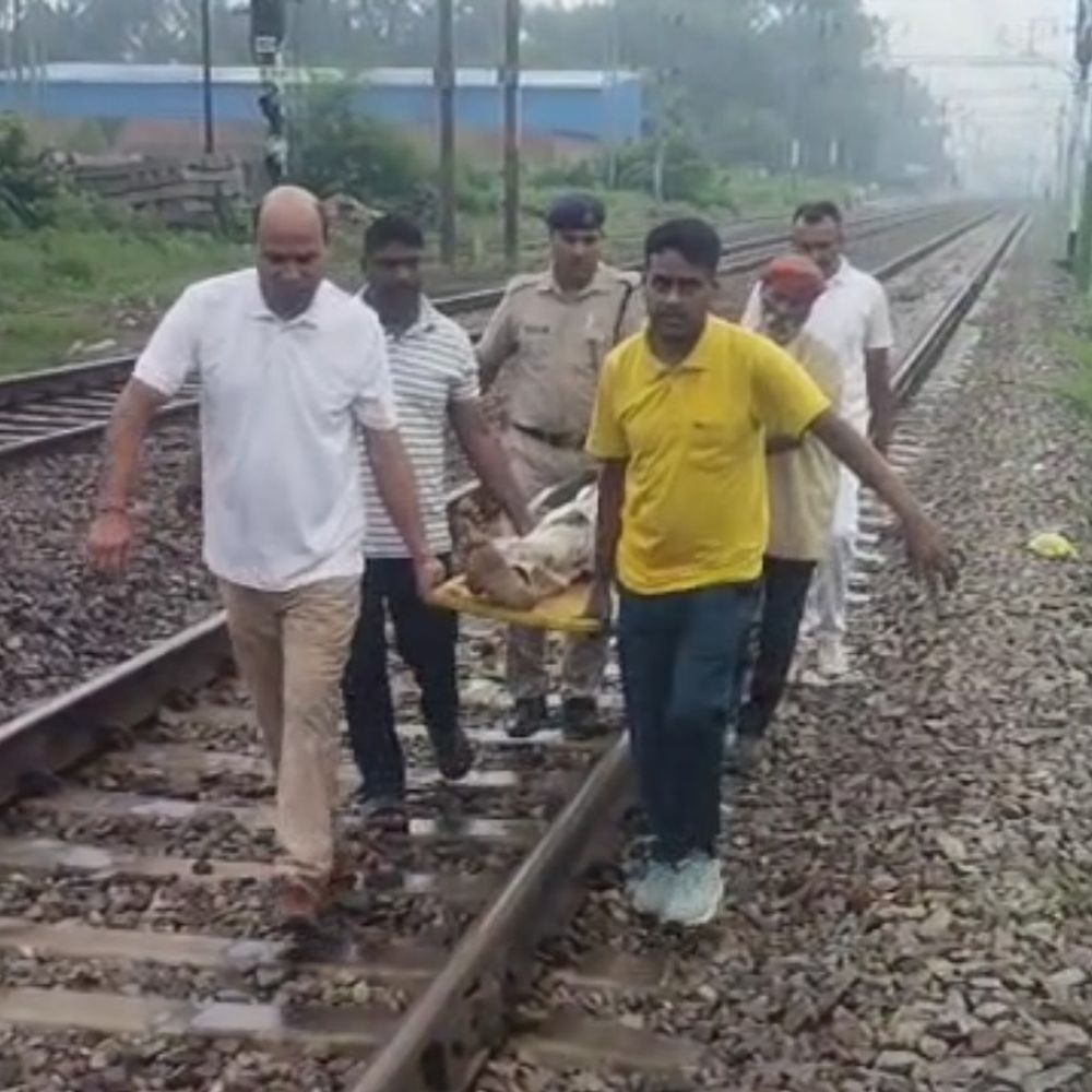 मिर्जापुर में चलती ट्रेन से गिरा यात्री:महिला हेड कांस्टेबल ने बचाई जान, ड्यूटी पर न होने के बावजूद किया बचाव