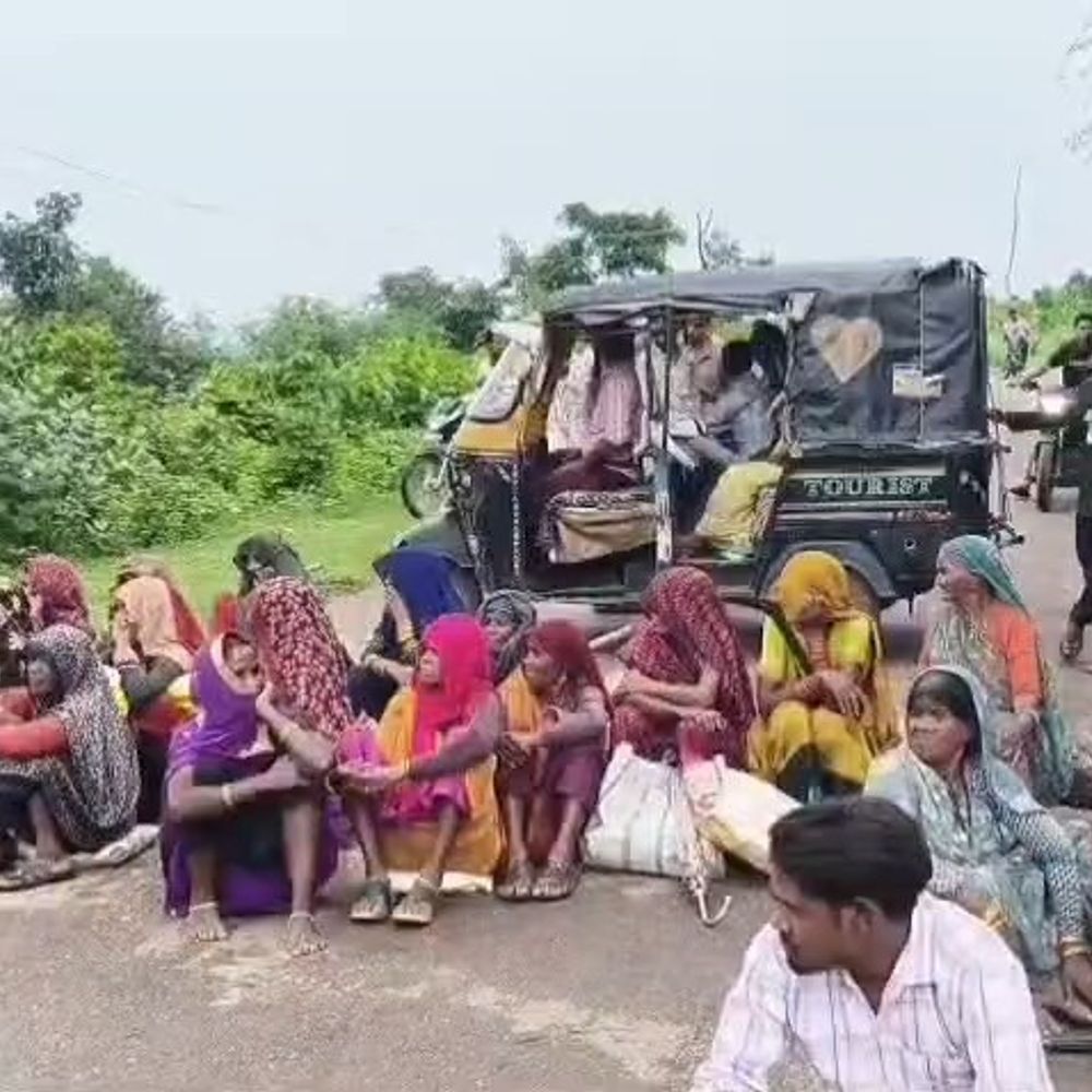 शिवपुरी में कम राशन और शक्कर न मिलने पर प्रदर्शन:आदिवासी परिवारों ने सड़क पर लगाया जाम, प्रशासन के आश्वासन पर खुला रास्ता