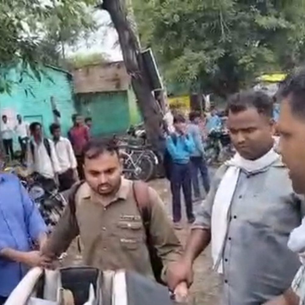 संभल में रिश्वत लेते लेखपाल गिरफ्तार, निलंबित:जमीन पैमाइश के लिए किसान से 10 हजार लिए; 20 हजार की थी मांग