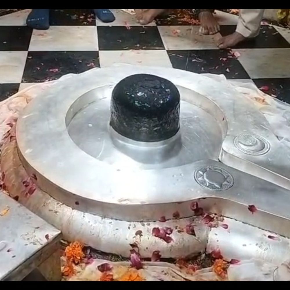 
                 मंगलनाथ मंदिर में नई जलाधारी अर्पित:20 किलो चांदी से बनी, 50 लाख रुपए है कीमत 
            