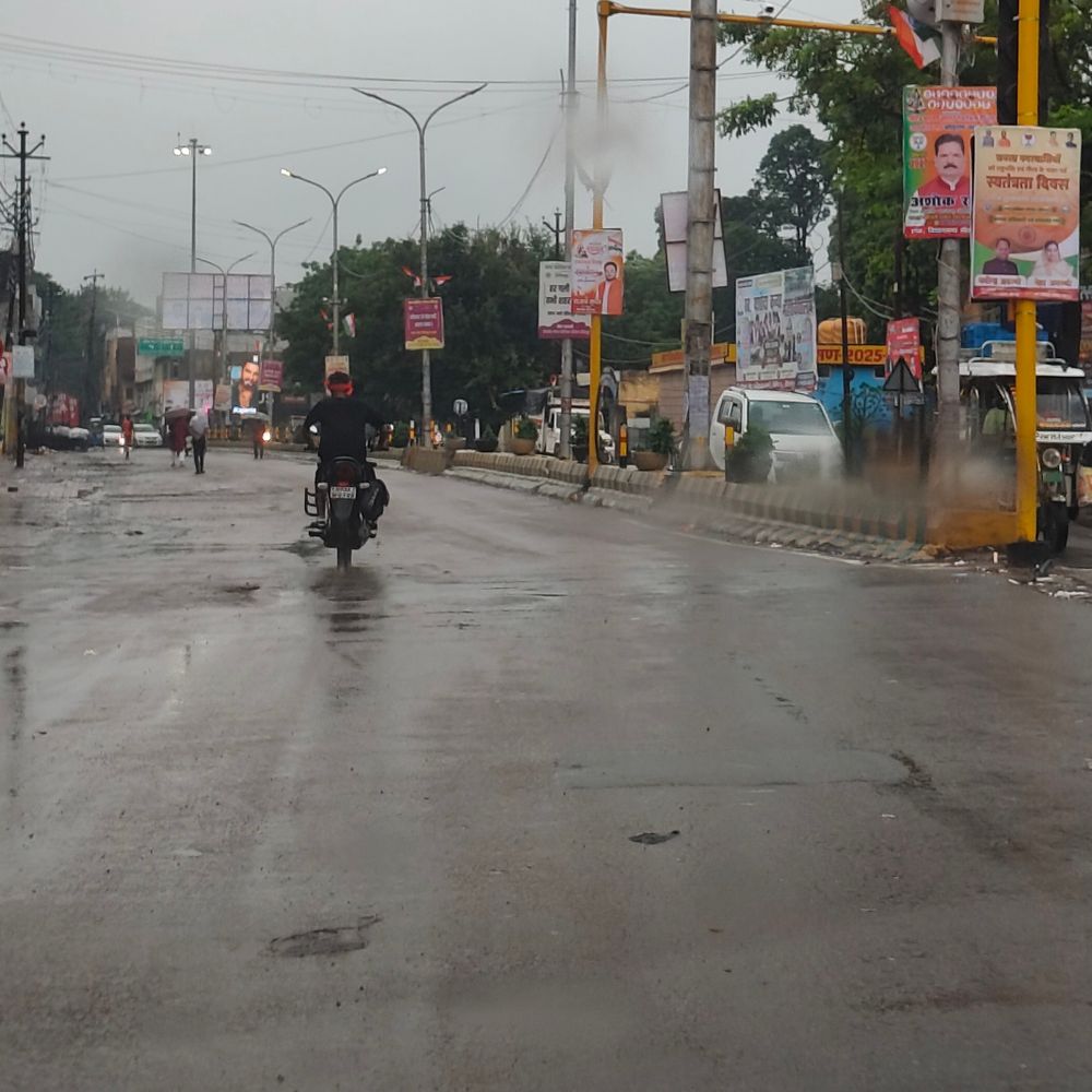 सीतापुर में 3 घंटे में 11 मिमी बारिश हुई:24 घंटे से हो रही गर्मी से मिली राहत, तापमान में गिरावट दर्ज; जलभराव की आई समस्या