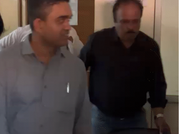 
                 'हमने जमीन खरीदी, रजिस्ट्री कराई...अब अपराधी कह रहे':भोपाल में जनविश्वास शिविर में पहुंचे सांई रेसीडेंसी के लोग; अफसरों को सुनाई पीड़ा 
            