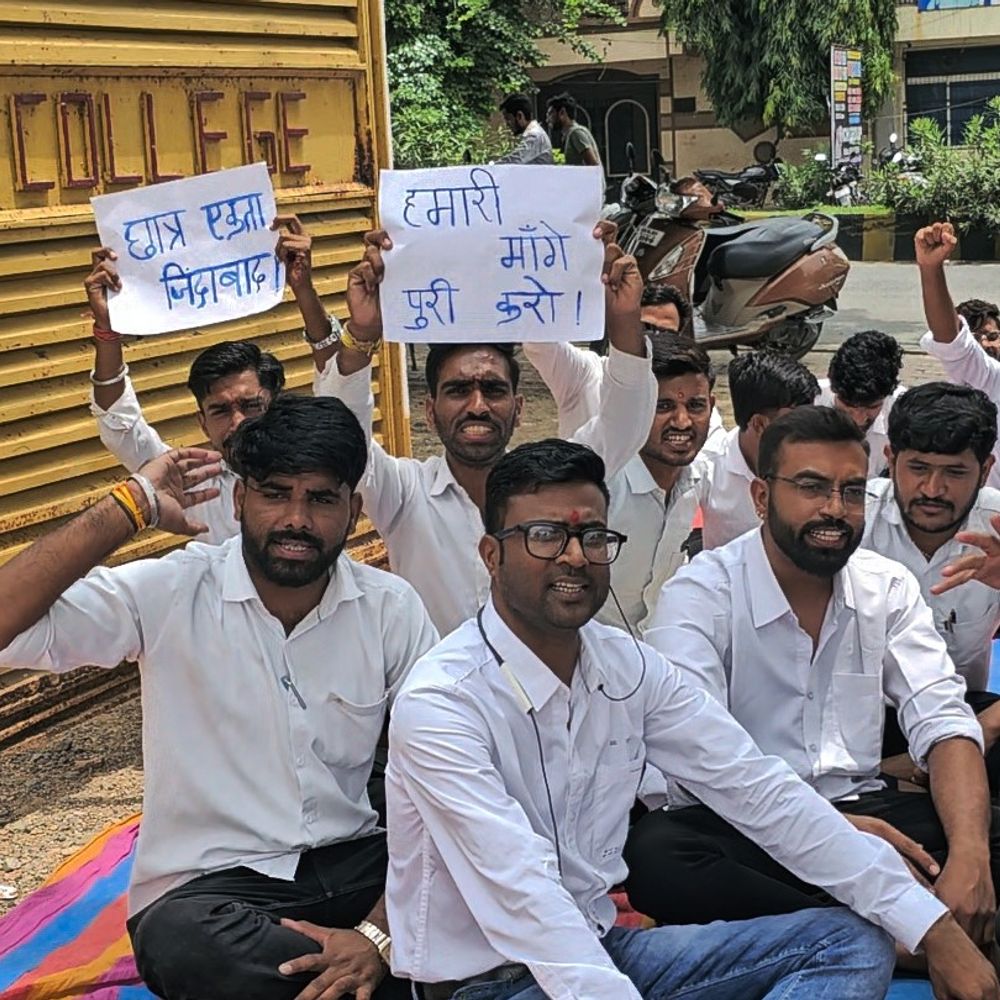 
                 मंदसौर में फीस बढ़ोतरी के विरोध में उतरे छात्र:जवाहरलाल नेहरू कॉलेज ने 13 से 25 हजार की फीस; प्राचार्य बोले- 2019-20 की फीस लागू की 
            