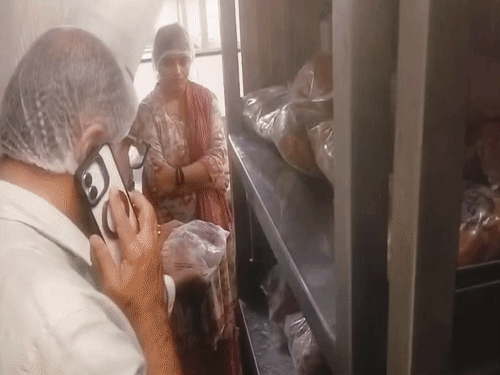 
                 सयाजी होटल के पास नहीं मिला फाइव स्टार FSSAI लाइसेंस:इंदौर की होटल में स्टोरेज में चूहे, किचन में कॉकरोच; उबले आलू पर एक्सपायरी टैगिंग, मूंगफली में फंगस 
            