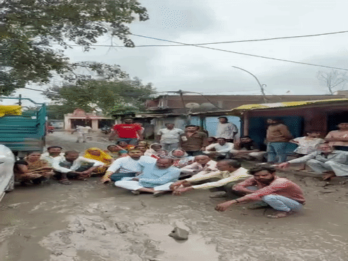 
                 इंदौर में कीचड़ में बैठकर पार्षद-रहवासियों ने किया प्रदर्शन:बोले-सड़क नहीं बनी तो जारी रहेगा धरना,भावना नगर-पालदा नाका की सड़क को लेकर निगम के खिलाफ मोर्चा 
            