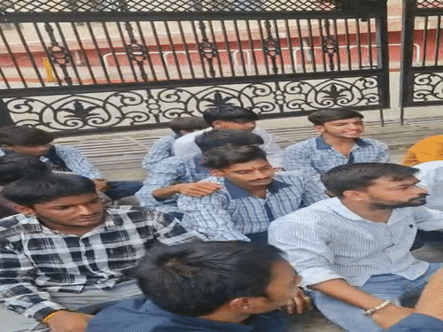 
                 इंदौर कलेक्टर कार्यालय पर जेन-अल्फा का प्रदर्शन:देवगुराड़िया-कंपेल रूट पर सिटी बस की मांग, बोले-स्कूल नहीं जा पा रहे हैं; धरने पर बैठे 
            