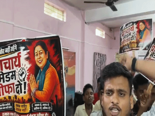 
                 CM हेल्पलाइन लगाई है तो क्या मुख्यमंत्री ढूंढने आएंगे?:यह कहने वाली प्रिंसिपल का ट्रांसफर; छात्र की शिकायत के बाद ABVP ने किया था प्रदर्शन 
            
