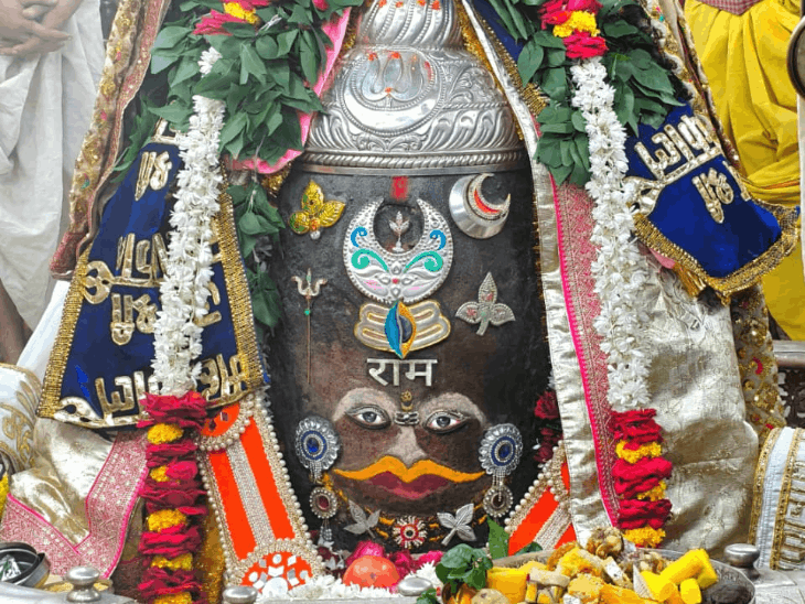 
                 शुक्रवार को आरती में भस्म से बाबा महाकाल का श्रृंगार:रजत मुकुट, चंद्र-त्रिशूल से सजाया, फूलों की माला पहनाई; नंदीजी का हुआ पूजन 
            