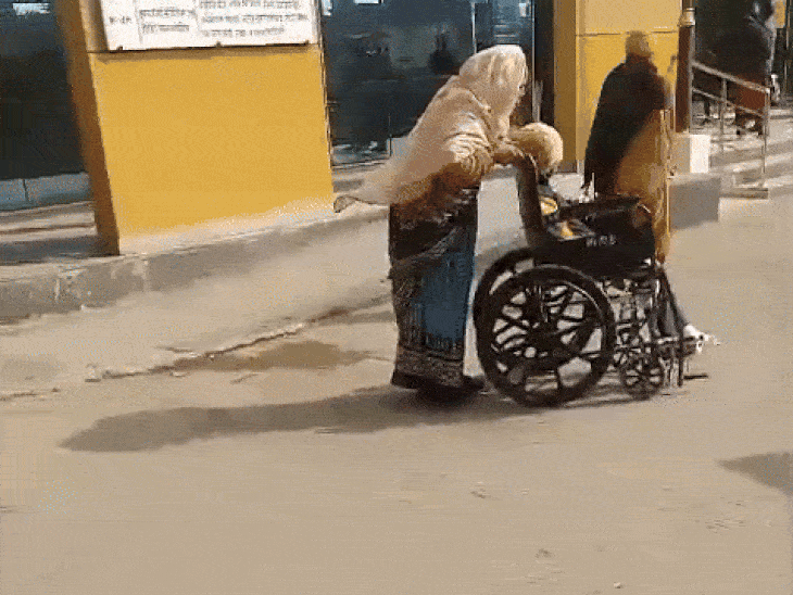 
                 भोपाल में मौसमी बीमारियों ने पकड़ी रफ्तार:बुखार-खांसी के साथ स्वाइन फ्लू जैसे लक्षण वाले मरीज बढ़े, त्वचा संक्रमण में भी 20% तक इजाफा 
            