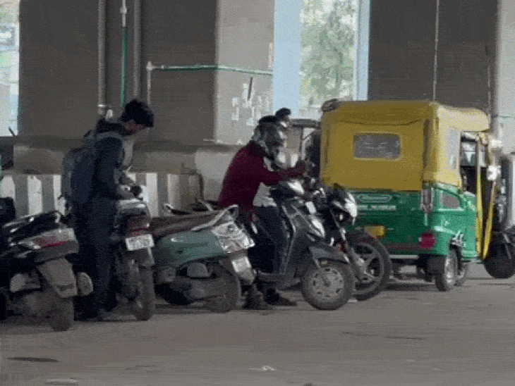 
                 भोपाल में ओला-रैपिडो की बाइकों पर लग सकता है ब्रेक:गैर-कमर्शियल वाहनों का हो रहा व्यावसायिक इस्तेमाल; RTO बोले- कार्रवाई करेंगे 
            