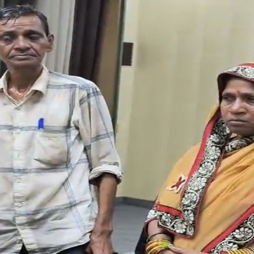 शाहजहांपुर में दंपति ने कलेक्ट्रेट में आत्मदाह का प्रयास किया:पीड़ितों ने नगर पालिका और बैंक पर ससुर की संपत्ति न देने का आरोप लगाया