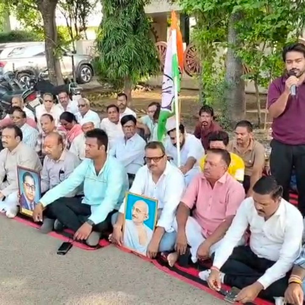 
                 नीमच में कांग्रेस का अनिश्चितकालीन धरना शुरू:साहिल लोहबच मामले पर राहुल गांधी के समर्थन में प्रदर्शन 
            