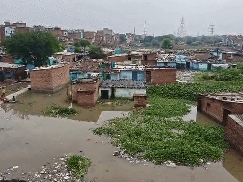 बर्रा-8 की कच्ची बस्ती में घुसा पांडु नदी का पानी:कानपुर में घर छोड़ने को मजबूर हुए परिवार, बोले- कोई सरकारी मदद नहीं मिली