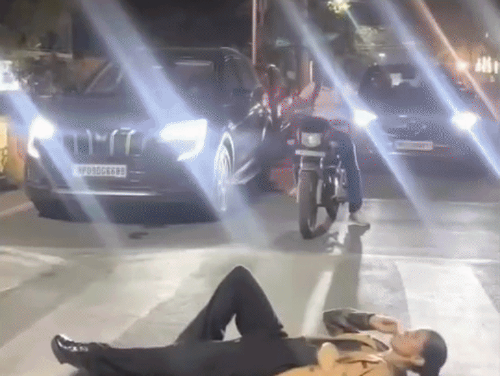 
                 इंदौर में फोटो-VIDEO के लिए जेब्रा क्रॉसिंग पर लेटी युवती:वाहनों के आगे आकर ट्रैफिक को रोकती दिखी; पुलिस बोली- कार्रवाई करेंगे 
            