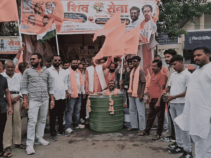 
                 मंदसौर में शिवसेना का अनोखा प्रदर्शन:पानी से भरे ड्रम में बैठकर जल सत्याग्रह; रेडियोलॉजिस्ट, किसान मुआवजे और अवैध शराब बिक्री पर रोक की मांग 
            