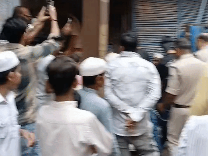 
                 किशोर हत्याकांड में आरोपी आमिर के घर पहुंची पुलिस:हत्या के समय पहने कपड़ों की तलाश; छोटे तालाब में प्राइवेट पार्ट फेंके थे 
            