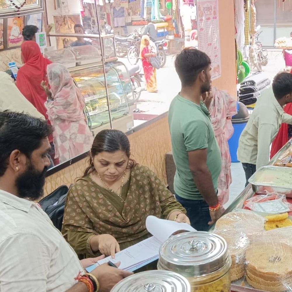 
                 मिलावट की आशंका में 100 किलो मावा जब्त:जावरा में कलाकंद, नमकीन के लिए सैंपल; खाद्य सुरक्षा विभाग की कार्रवाई 
            