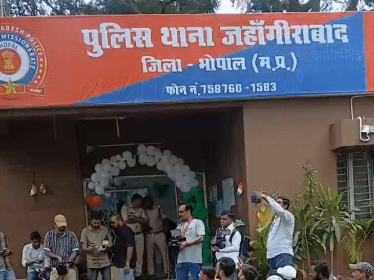 
                 भोपाल में हिंदू संगठनों का जहांगीराबाद थाने के बाहर प्रदर्शन:नाबालिग के अपहरण, लव जिहाद का आरोप; पुलिस कार्रवाई नहीं होने पर धरना 
            