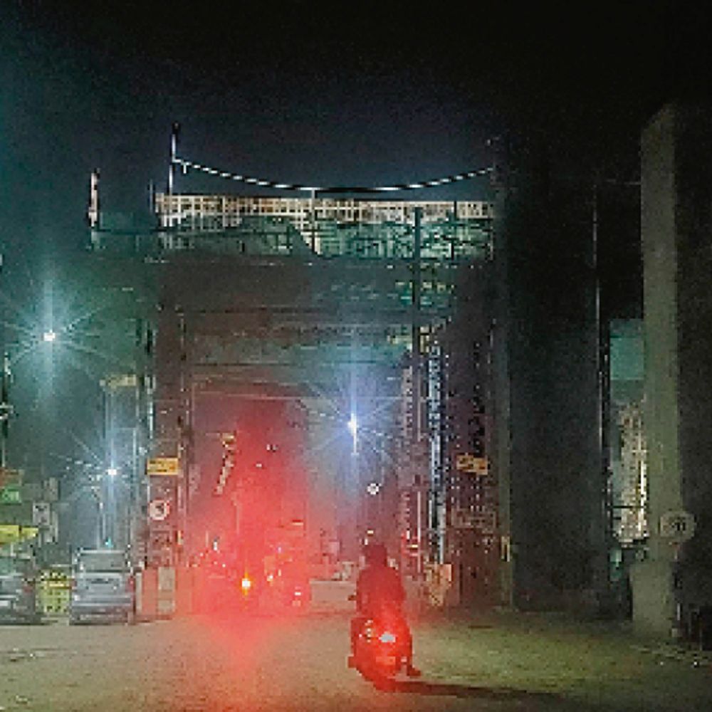 
                 लापरवाही:करोंद-बैरसिया रोड पर पिलर का काम करते समय हादसा 
            