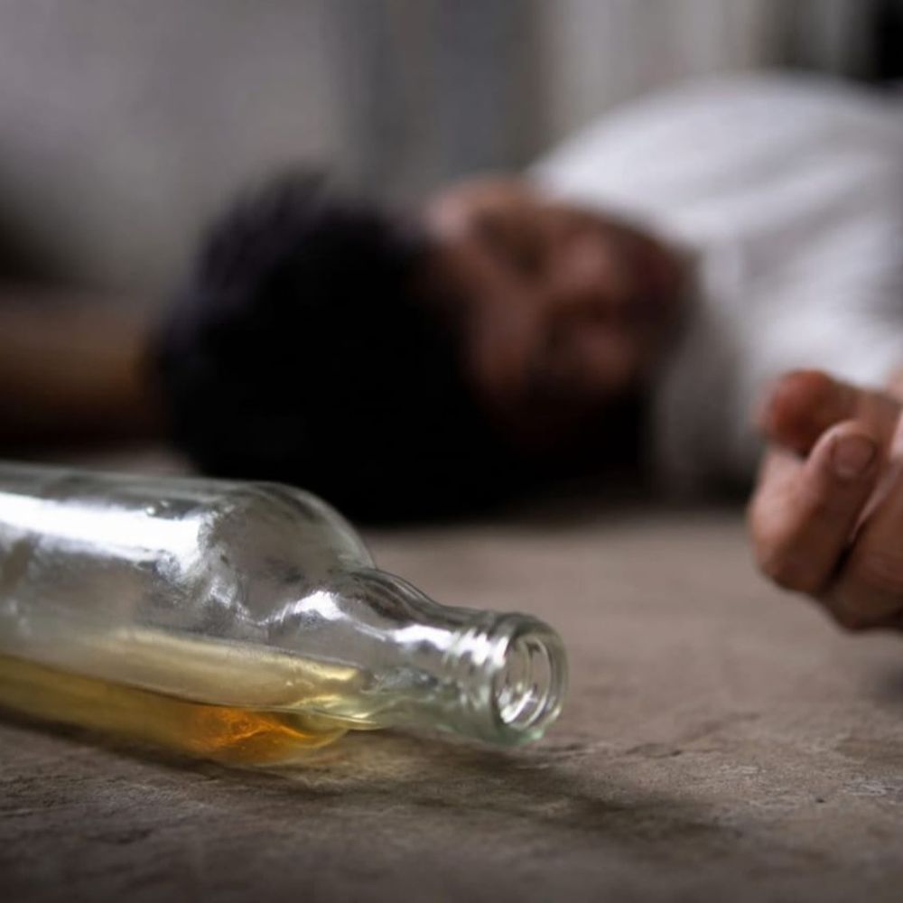 
                 9 मौतों वाले जहरीली शराब कांड में MP कनेक्शन:उज्जैन से मुख्य आरोपी रईस गिरफ्तार; मुरैना के 'डॉक्टर' ने बनाई थी शराब, उसकी भी मौत 
            
