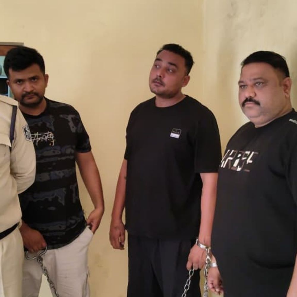 
                 इंदौर में 3 सटोरिए गिरफ्तार:नाना पटवारी के मोबाइल में मिली थी ID, दो दिन की रिमांड पर तीनों 
            