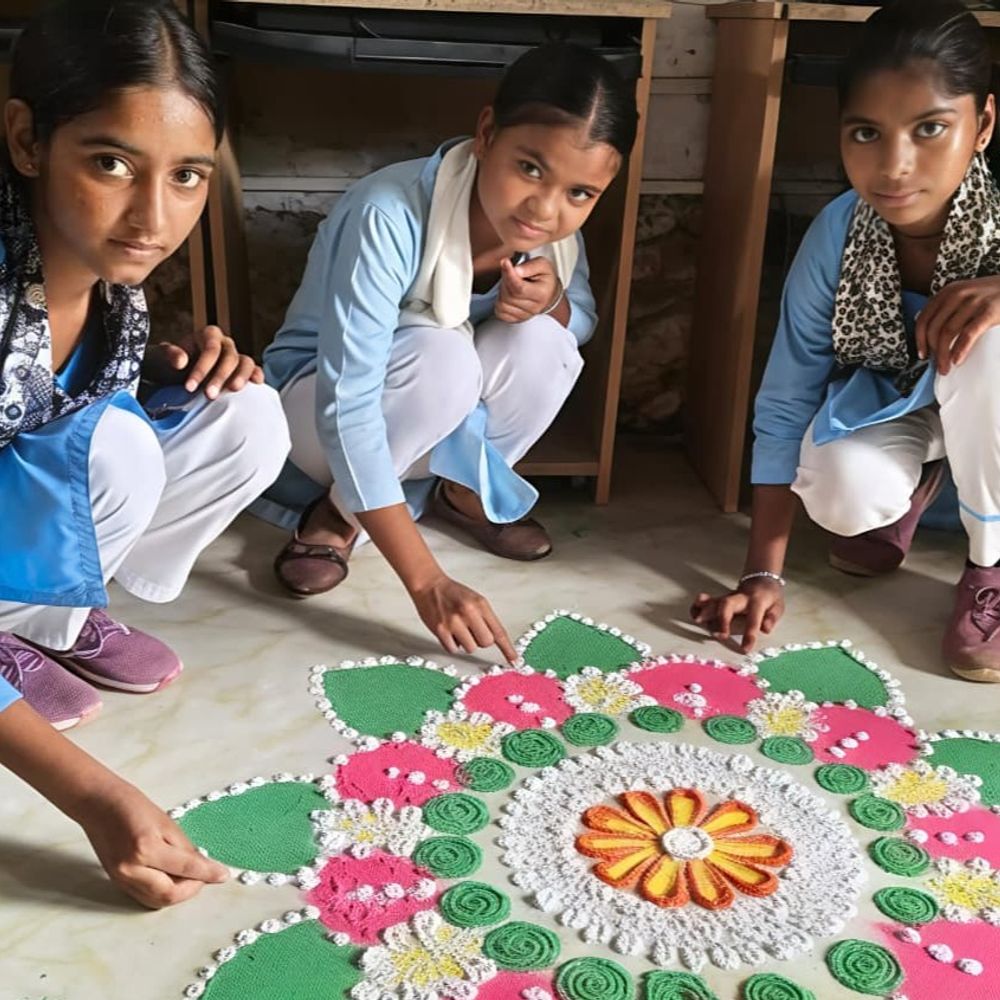 लखनऊ में नशामुक्ति अभियान:बख्शी का तालाब इंटर कॉलेज में छात्राओं ने नशा छोड़ो, जीवन जोड़ो जैसे स्लोगन लिखें