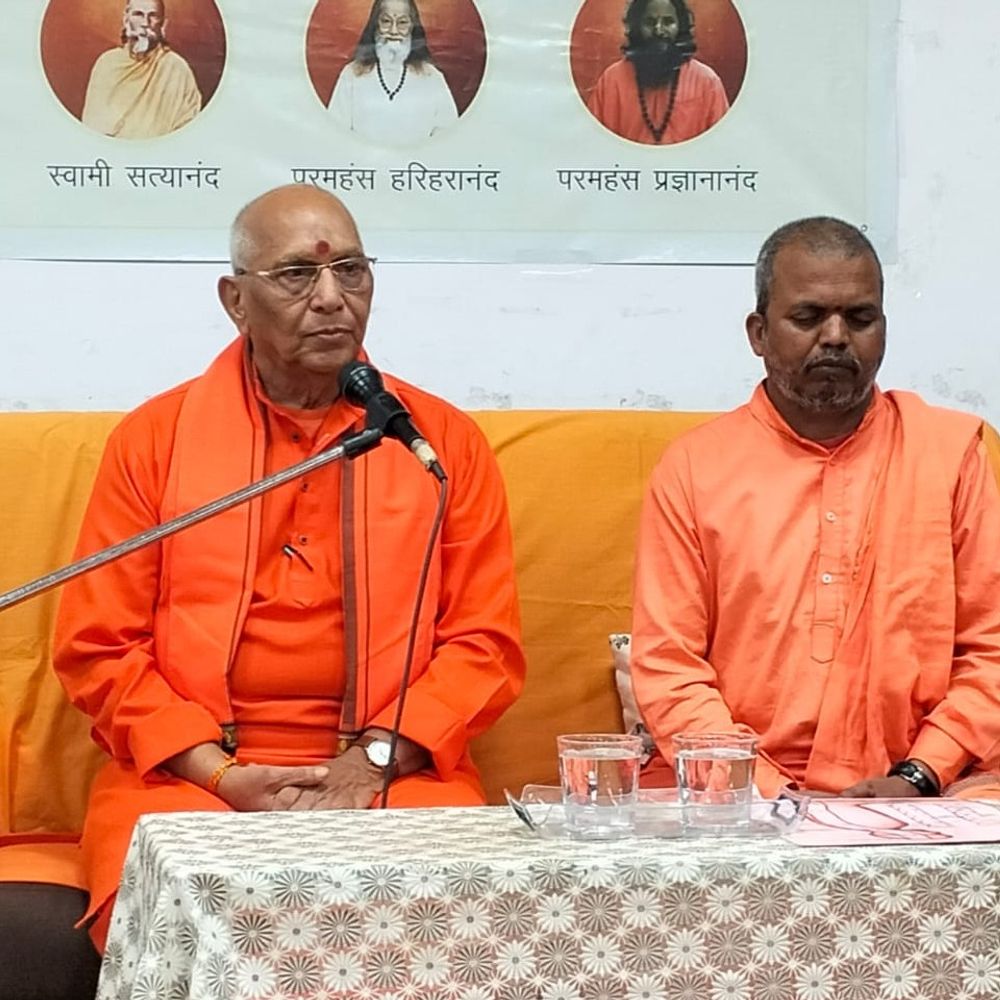 
                 श्वास साधना से मन पर नियंत्रण का मार्ग:भोपाल में क्रियायोग शिविर शुरू, 22-23 अगस्त को दानिशकुंज केंद्र में होंगे दीक्षा संस्कार 
            
