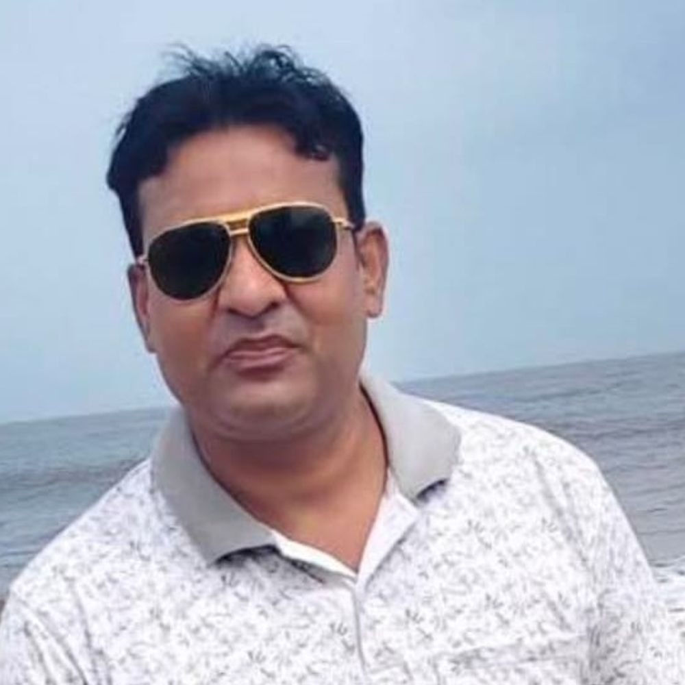 रामपुर में रॉन्ग साइड स्विफ्ट से हादसा, सर्राफ की मौत:दुकान बंद कर बाइक से घर लौट रहा था, कर्मचारी घायल