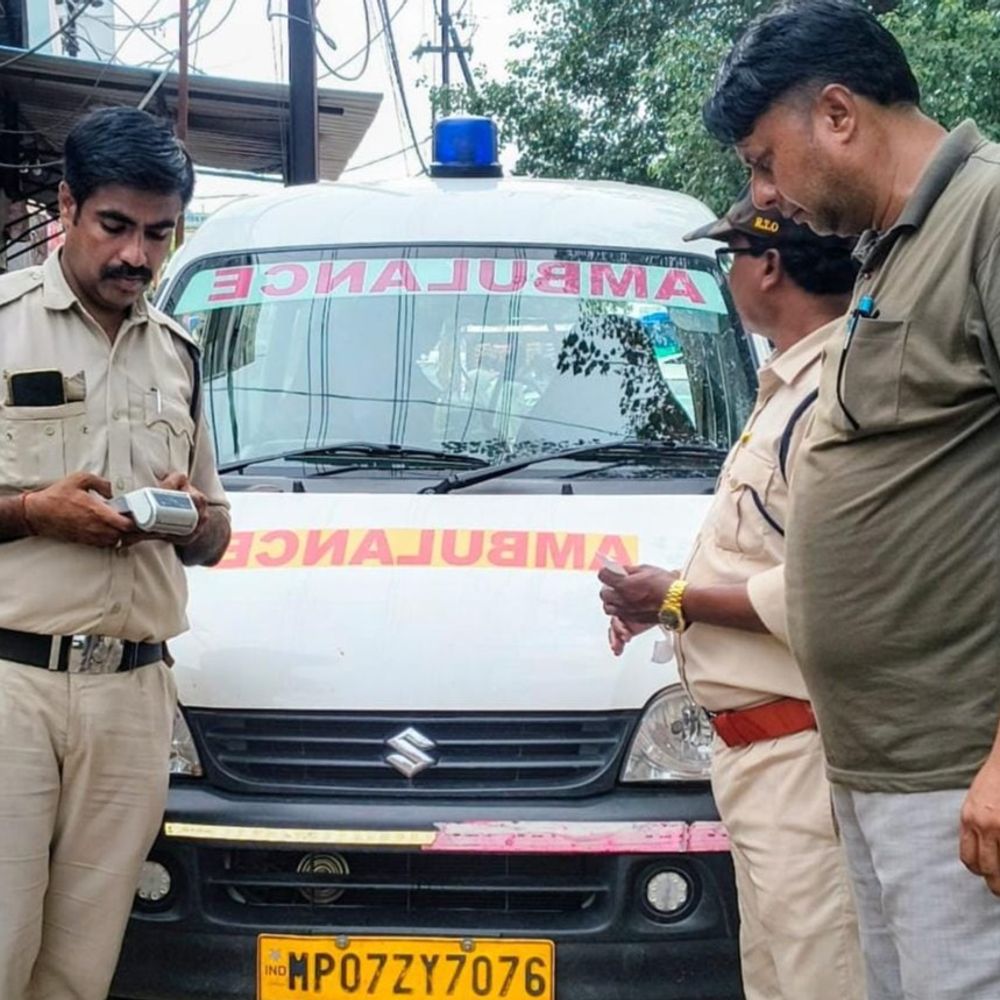 ग्वालियर में मरीजों की जान से खिलवाड़:15 एम्बुलेंस बिना फिटनेस-बीमा के दौड़ती मिलीं, 57 हजार जुर्माना किया