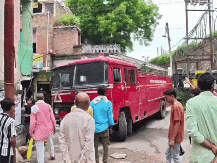 झांसी में गैस रिसाव से घर में लगी आग:LPG सिलेंडर पर बेटी की बर्थ-डे पार्टी का खाना बना रही मां और दादी झुलसी