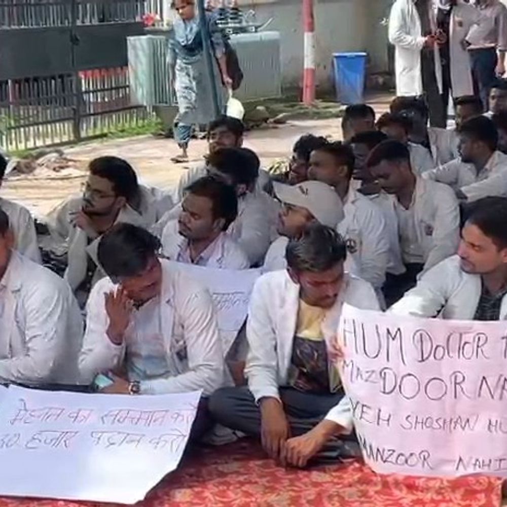 KGMU में MBBS-BDS इंटर्न डॉक्टरों का धरना:बोले- 12 हजार का स्टाइपेंड कम, 30 हजार करने की मांग; सुनवाई नहीं तो भूख हड़ताल