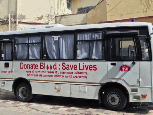 सीकर के गांवों में ब्लड डोनेशन लेने पहुंचेगी कलेक्शन वैन:एक बार में 100 यूनिट तक रक्त संग्रह की सुविधा, PMO ने हरी झंडी दिखाकर किया रवाना