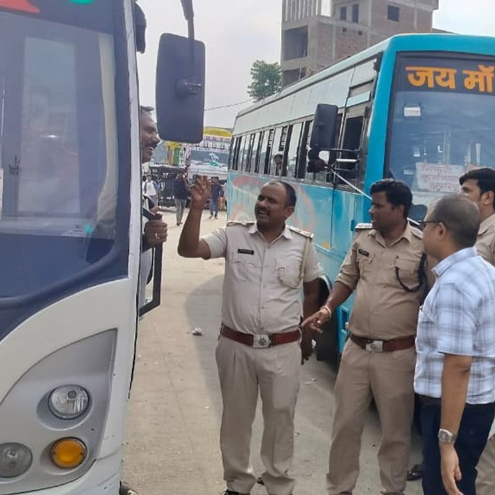 अररिया में 56 बसों की जांच, 38,500 रुपये जुर्माना:निर्धारित किराए से अधिक वसूली पर परिवहन विभाग सख्त