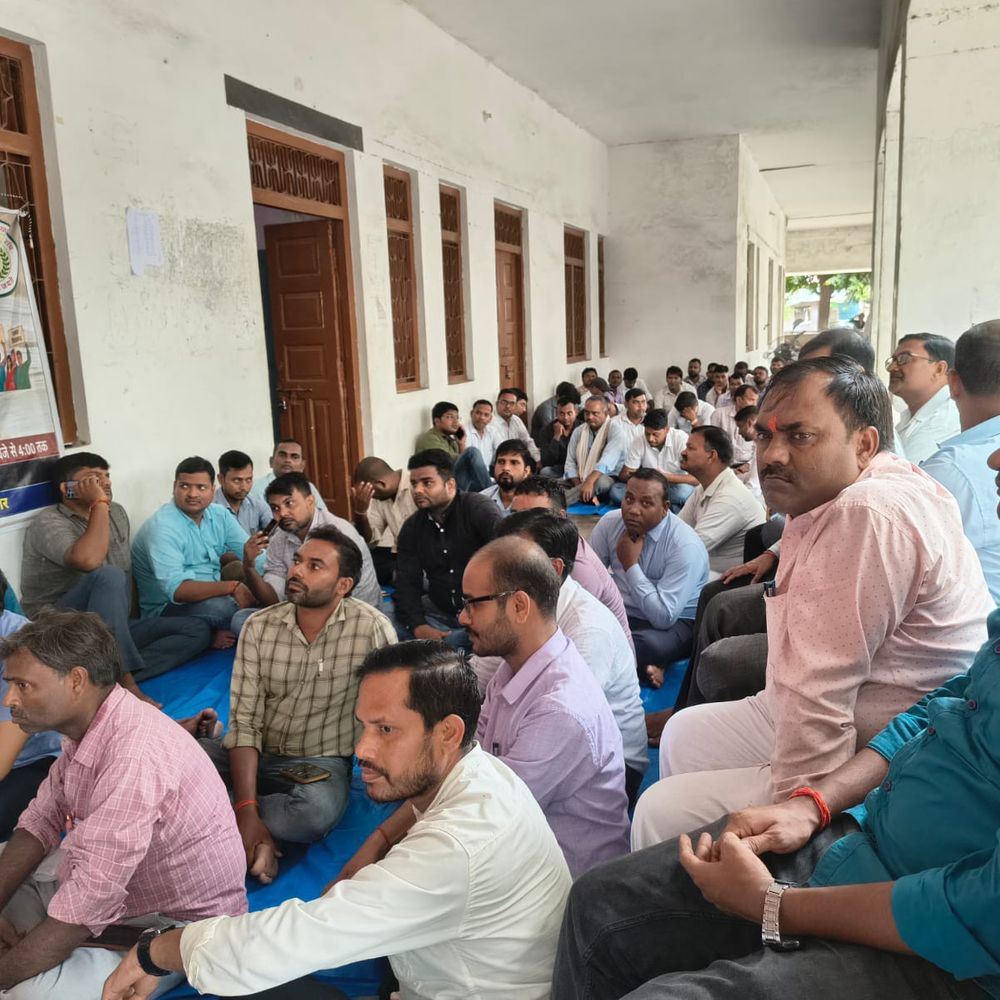 सदर तहसील में लेखपालों का प्रदर्शन:एंटी करप्शन की ट्रैप कार्रवाई के विरोध में धरना, निष्पक्ष जांच की मांग