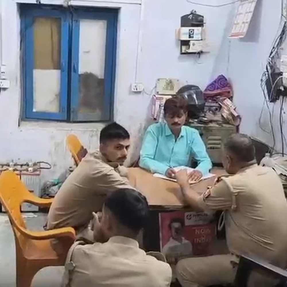 फर्रुखाबाद में एसएसओ से मारपीट, बिजली आपूर्ति बाधित:मामले की जानकारी पर रात को ही पहुंची पुलिस