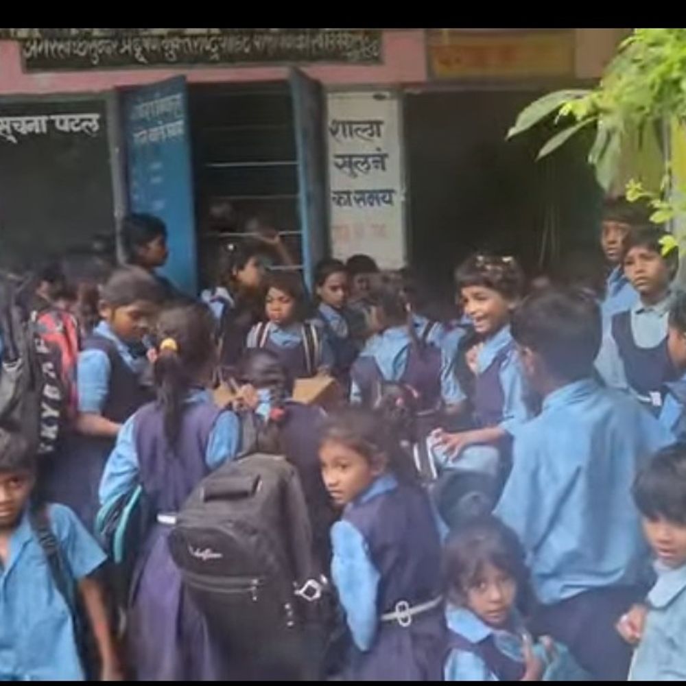 40 बच्चों की क्षमता वाले कमरे में 102 छात्र:रायसेन में 2 कमरों में चल रहा सरकारी स्कूल, खुले में पढ़ाते हैं टीचर