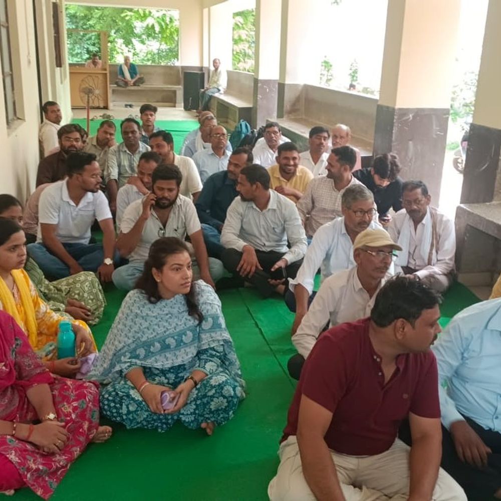 फतेहपुर में लेखपाल संघ ने धरना दिया:एसीओ-विजिलेंस कार्रवाई का विरोध किया, अयोध्या के लेखपाल पर हुई कार्रवाई की जांच की मांग