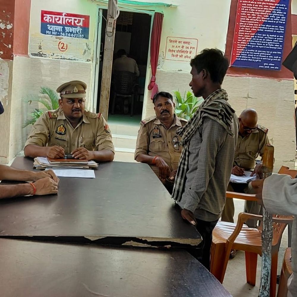 सकलडीहा में समाधान दिवस आयोजित, राजस्व अधिकारी नहीं पहुंचे:पांच शिकायतें प्राप्त हुईं, एक बैंक शिकायत का हुआ निस्तारण