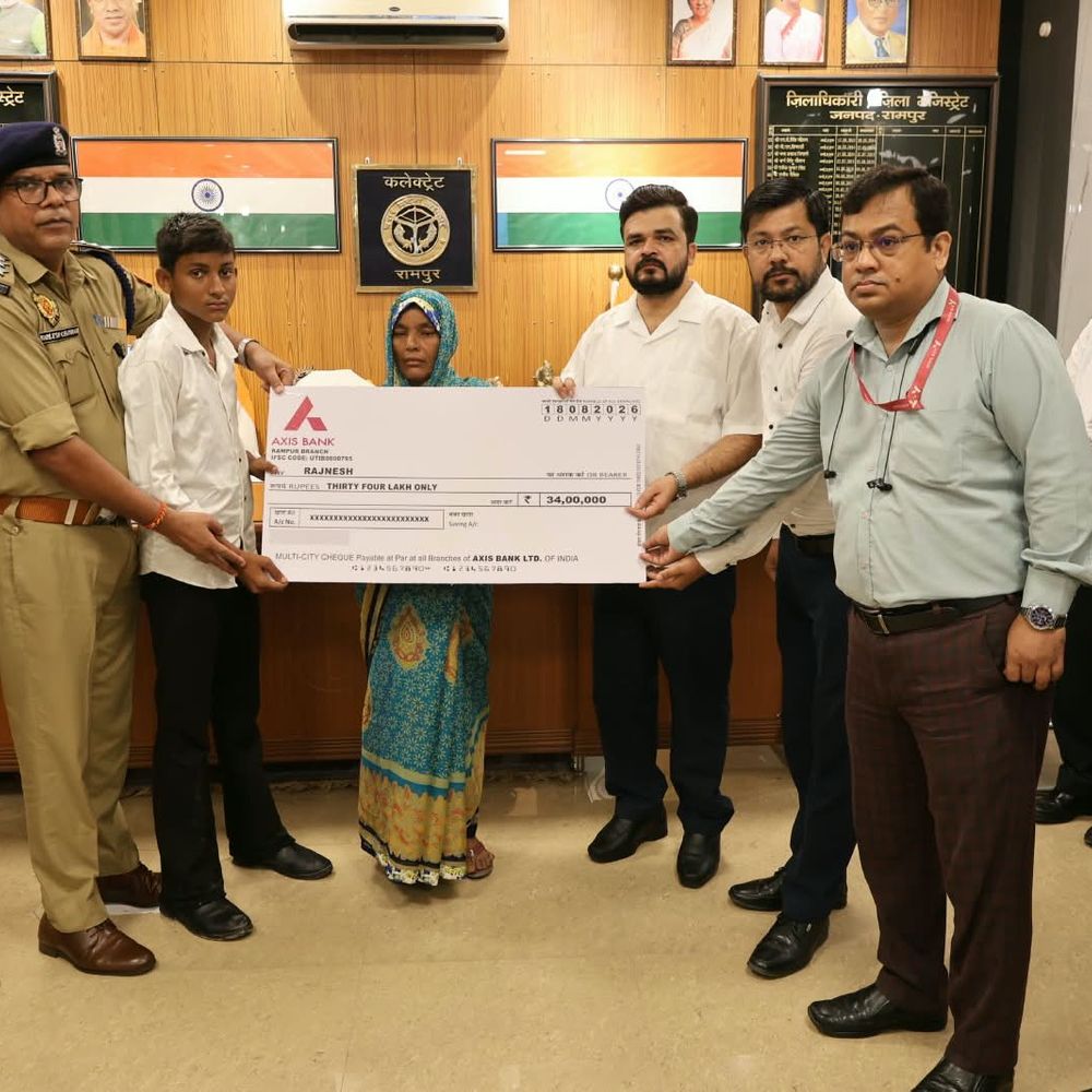 होमगार्ड के परिवार को 34 लाख रुपए की आर्थिक मदद:डीएम अजय द्विवेदी ने हरकेश सिंह की पत्नी को चेक सौंपा