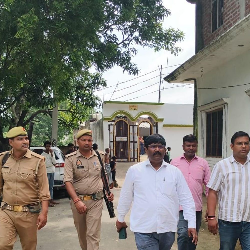 हाईकोर्ट के आदेश पर अतिक्रमण पर चला बुलडोजर:बाराबंकी में रास्ते की जमीन से पक्का निर्माण हटाया, बिबियापुर में गाटा संख्या 118 पर था निर्माण