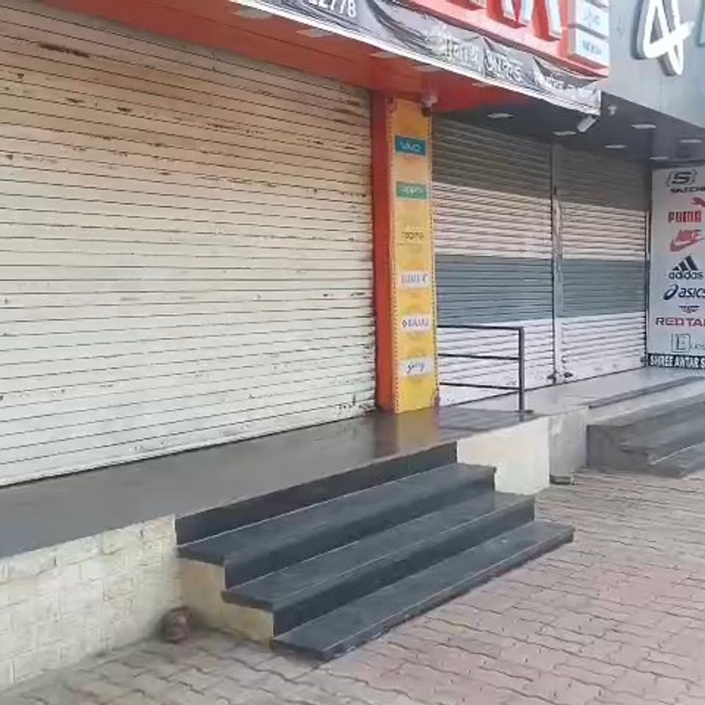 
                 खेल मैदान बचाने को लेकर बंद रहा नीमच:सीएम राइज स्कूल निर्माण के विरोध में शहरवासियों ने बंद रखे प्रतिष्ठान 
            