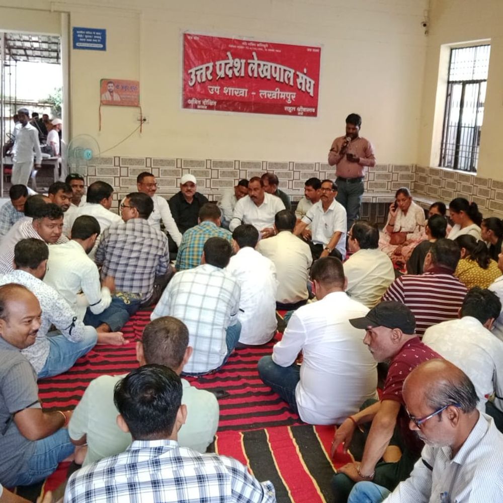लखीमपुर-खीरी में लेखपाल संघ का प्रदर्शन:उत्कर्ष दीप मामले में निष्पक्ष जांच की मांग, कार्य बहिष्कार