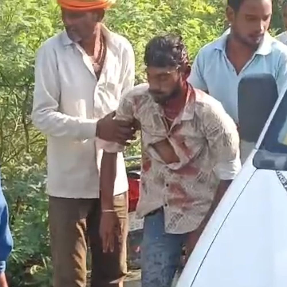 टैंकर-बाइक भिड़ंत में एक युवक की मौत:फिरोजाबाद के नारखी-बछगांव मार्ग पर दो गंभीर घायल